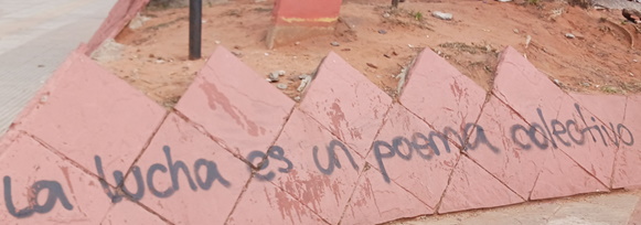 Photo prise au centre d’Asunción, avec comme texte: "La lutte est un poème collectif"